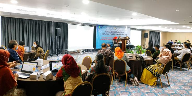 Penyerahan Secara Simbolis 6 (enam) Standar Profesi Tenaga Kesehatan