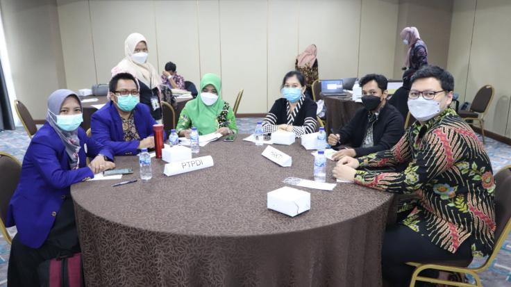 Penyerahan Secara Simbolis 6 (enam) Standar Profesi Tenaga Kesehatan