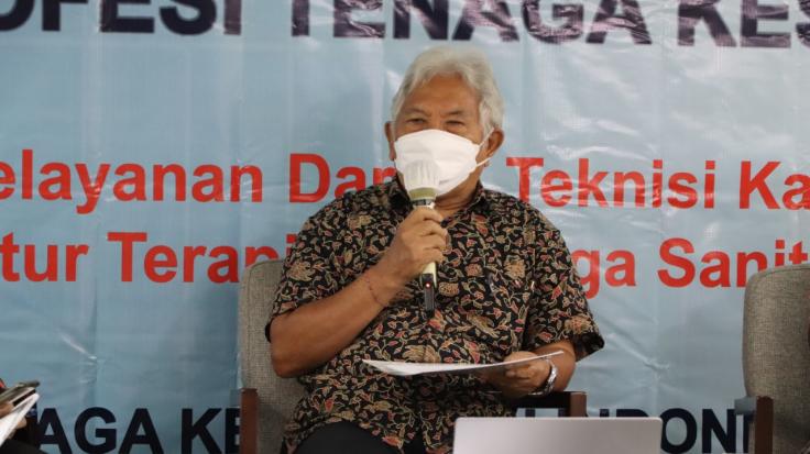 Penyerahan Secara Simbolis 6 (enam) Standar Profesi Tenaga Kesehatan