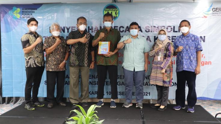 Penyerahan Secara Simbolis 6 (enam) Standar Profesi Tenaga Kesehatan