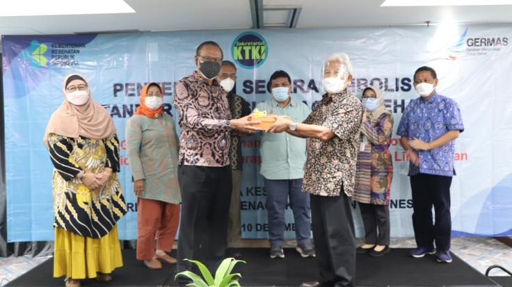 Penyerahan Secara Simbolis 6 (enam) Standar Profesi Tenaga Kesehatan