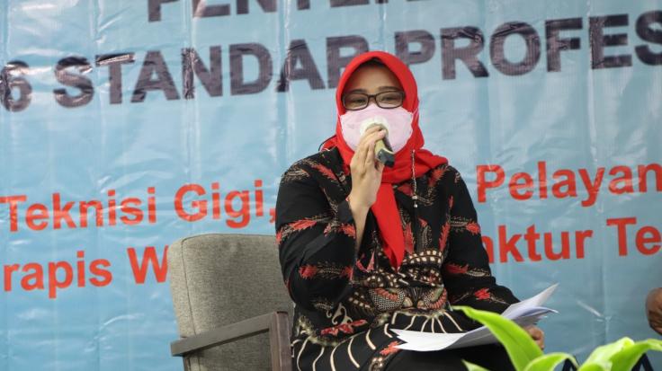 Penyerahan Secara Simbolis 6 (enam) Standar Profesi Tenaga Kesehatan