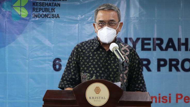 Penyerahan Secara Simbolis 6 (enam) Standar Profesi Tenaga Kesehatan