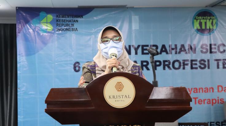 Penyerahan Secara Simbolis 6 (enam) Standar Profesi Tenaga Kesehatan