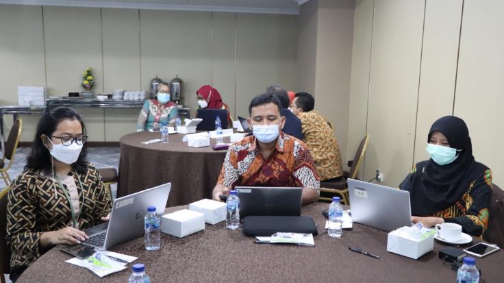 Penyerahan Secara Simbolis 6 (enam) Standar Profesi Tenaga Kesehatan