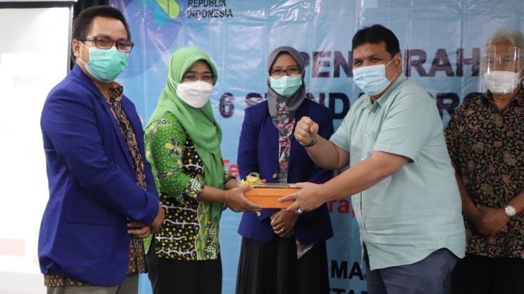Penyerahan Secara Simbolis 6 (enam) Standar Profesi Tenaga Kesehatan