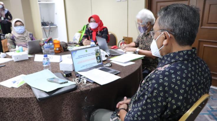 Penyerahan Secara Simbolis 6 (enam) Standar Profesi Tenaga Kesehatan