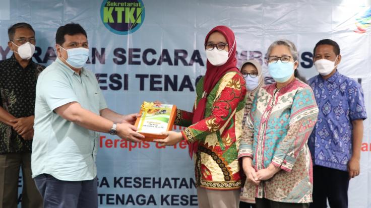Penyerahan Secara Simbolis 6 (enam) Standar Profesi Tenaga Kesehatan