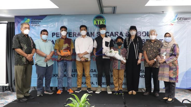 Penyerahan Secara Simbolis 6 (enam) Standar Profesi Tenaga Kesehatan