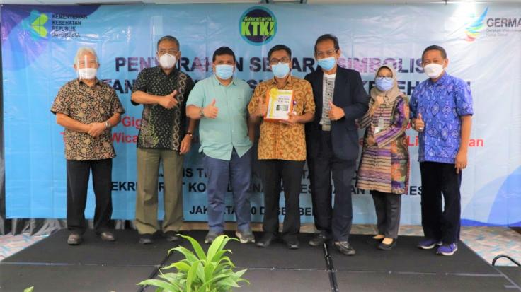 Penyerahan Secara Simbolis 6 (enam) Standar Profesi Tenaga Kesehatan